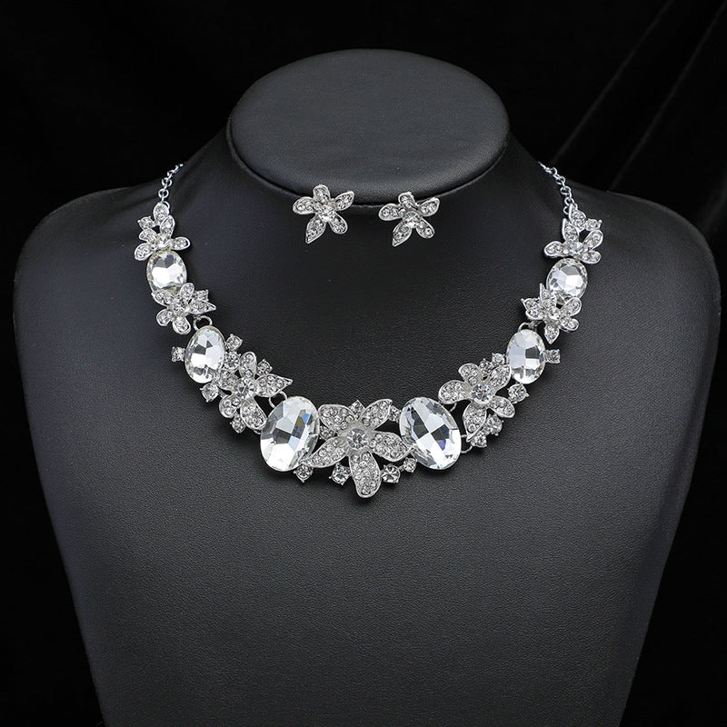 Exaggerated Vintage Floral and Leaf Pendant Necklace Set with Rhinestone Inlay on O-Chain Alloy Jewelry for Women