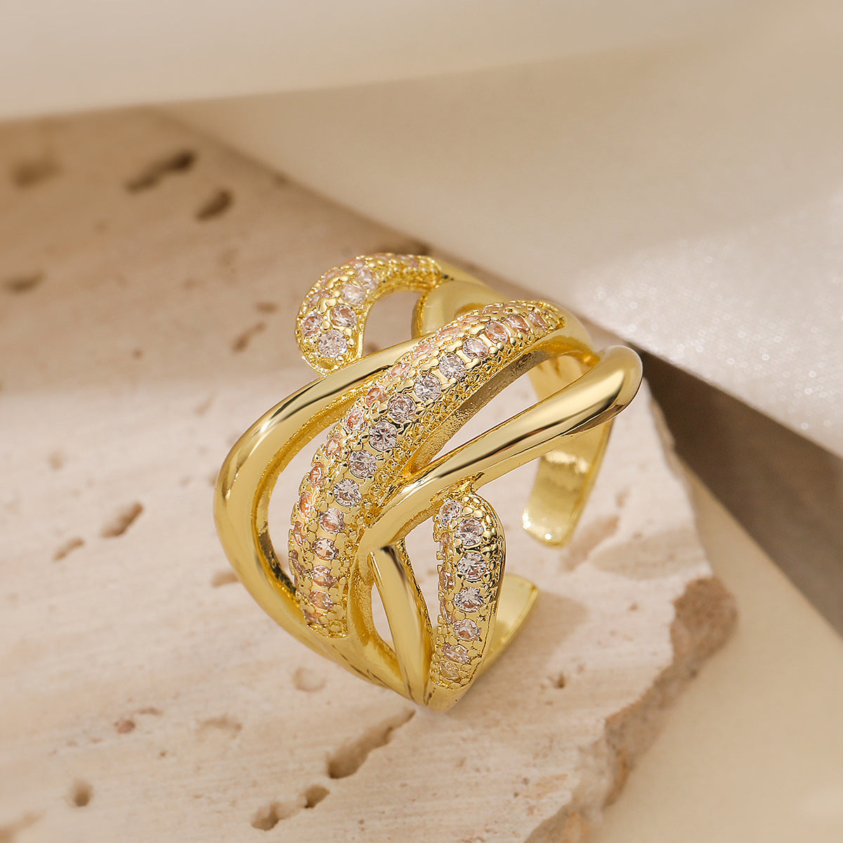 Anello da donna irregolare geometrico in rame placcato oro 18 carati con intarsio di zirconi