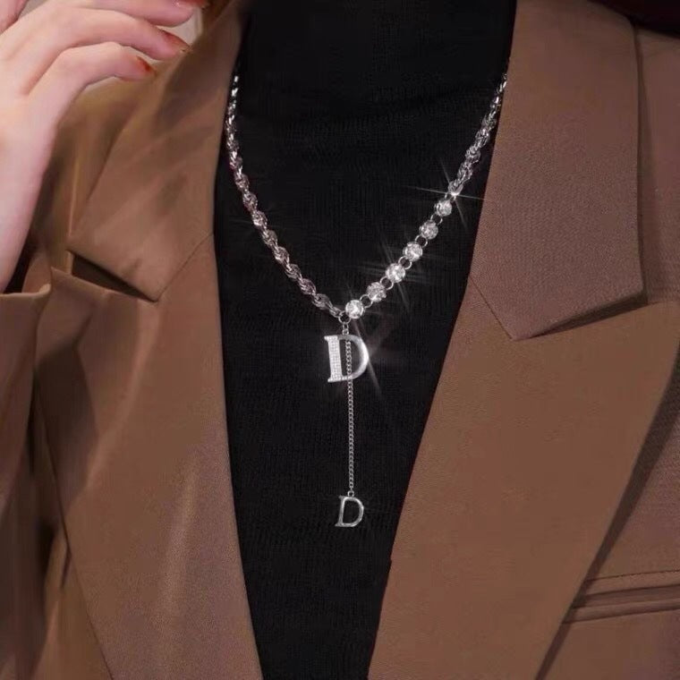 Collana geometrica minimalista in lega a forma di D con intarsio di strass da donna, catenina delicata per il collo per stratificazione con maglioni autunnali e invernali