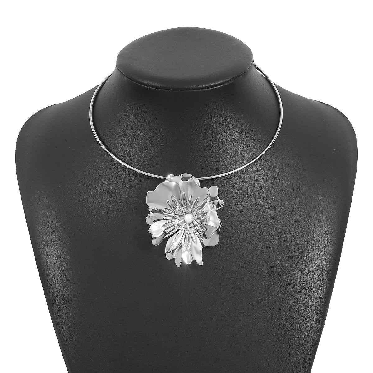 Collana Vintage Floreale con Pendente in Lega e Perle su Delicata Catenina a Medaglione