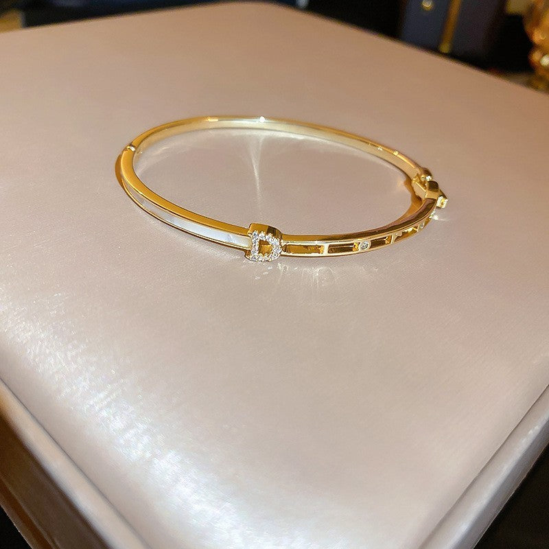 Pulsera tipo brazalete de aleación de cobre bañada en oro de lujo con incrustaciones de diamantes de imitación para mujer