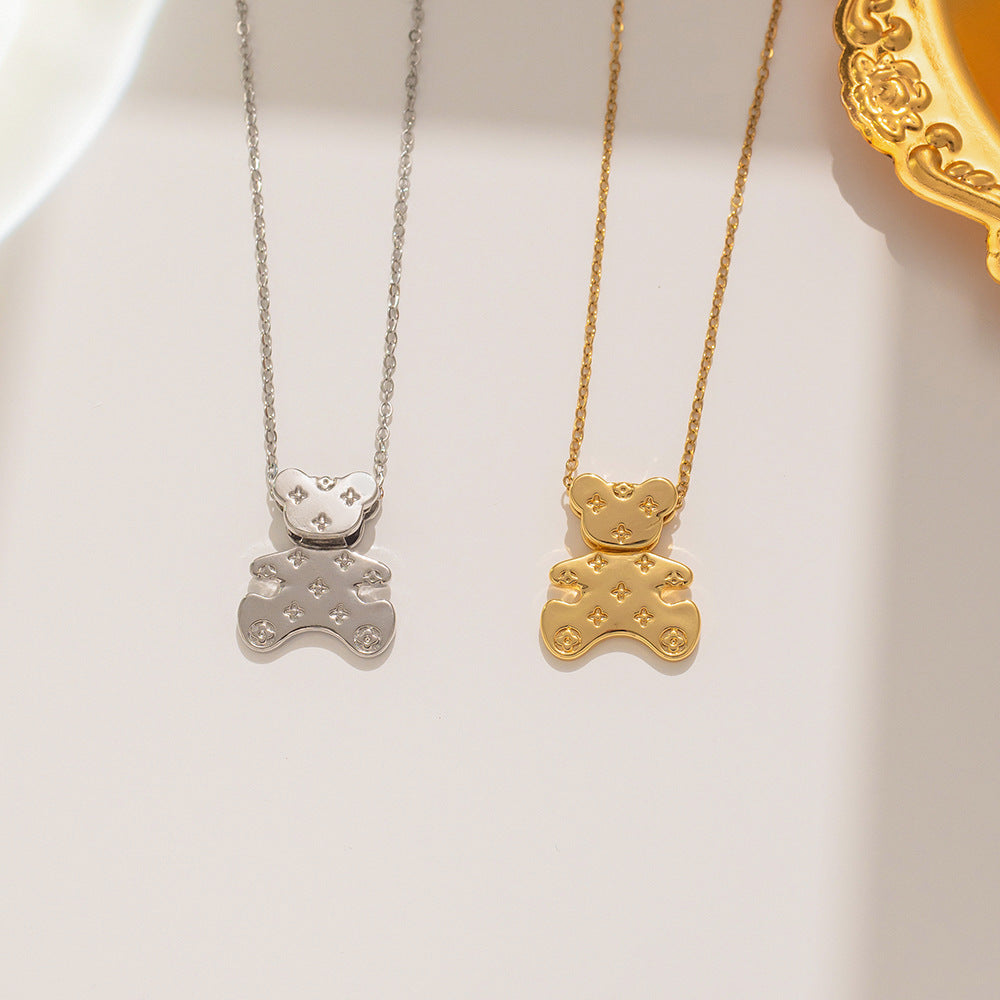 Graziosa collana con ciondolo a forma di orsetto animato da donna in acciaio al titanio con finitura placcata, design geometrico minimalista e catena per clavicola
