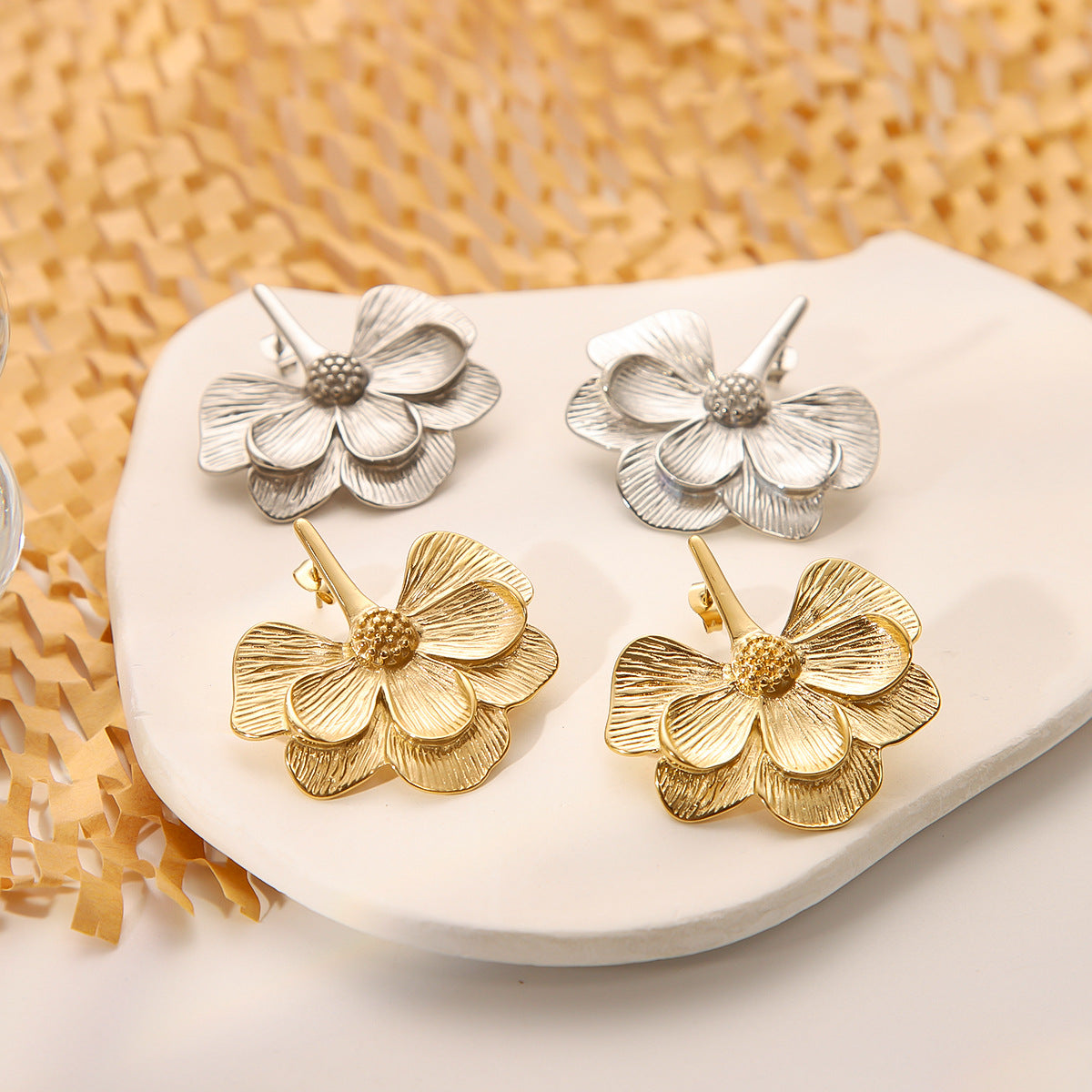 Orecchini da donna eleganti con placcatura in oro 18 carati in acciaio inossidabile, stile floreale con motivo a fiore e fascino vintage minimalista