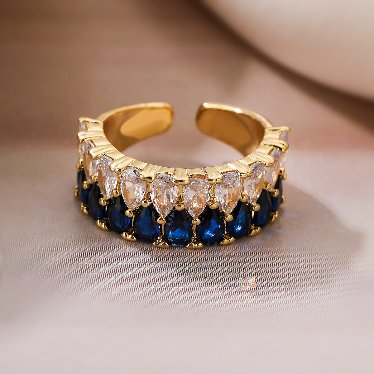 Anello Regolabile Geometrico Minimalista da Donna in Rame con Placcatura in Oro 18K e Intarsio Completo di Zirconi