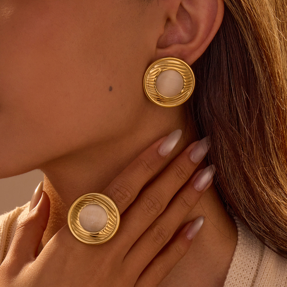 Set di anello e orecchini da donna in acciaio inossidabile placcato, geometrici, irregolari, intrecciati, con lucentezza metallica e stile Instagram audace