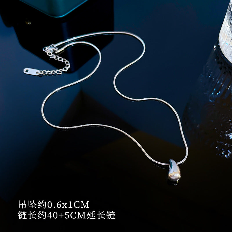 Elegante Collana Pendente Geometrica da Donna in Acciaio al Titanio Placcato Oro con Motivo Floreale Fresco