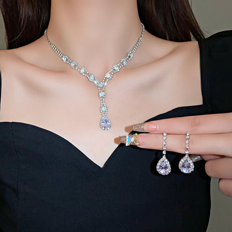 Elegante collar con colgante de lazo de diamantes de imitación y detalles de nácar perlado para mujer — Delicada cadena para clavícula en estilo de lujo minimalista y a la moda