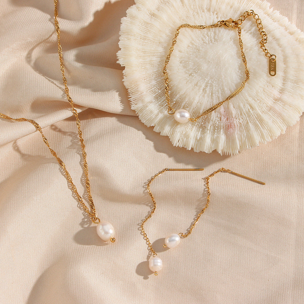 Collana da donna alla moda geometrica in acciaio inossidabile placcato con ciondolo a perla, catena ondulata e perla d'acqua dolce