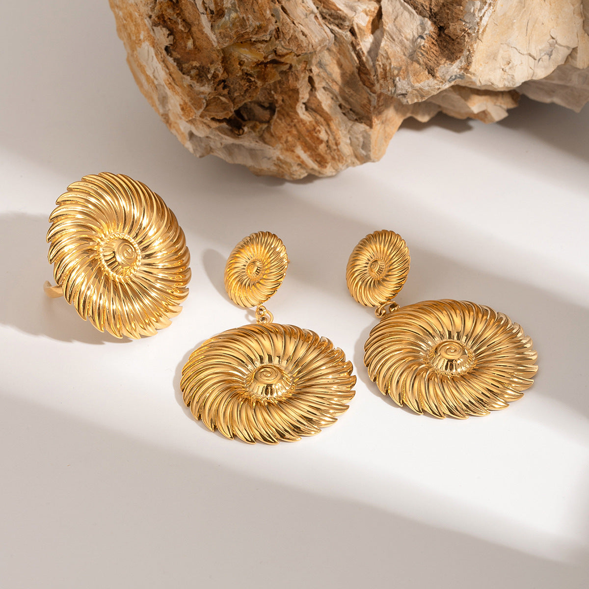 Pendientes de acero inoxidable con forma floral y acabado chapado para mujer, elegantes y modernos para uso diario