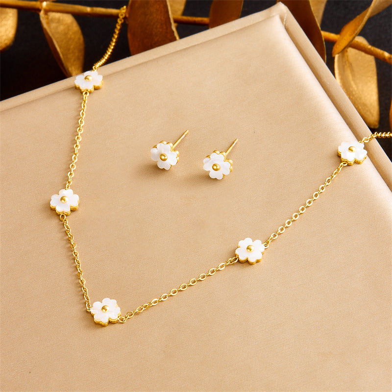 Set di gioielli da donna vintage con fiori e conchiglie bianche, in acciaio inossidabile placcato, con bracciale, orecchini e collana a catena regolare