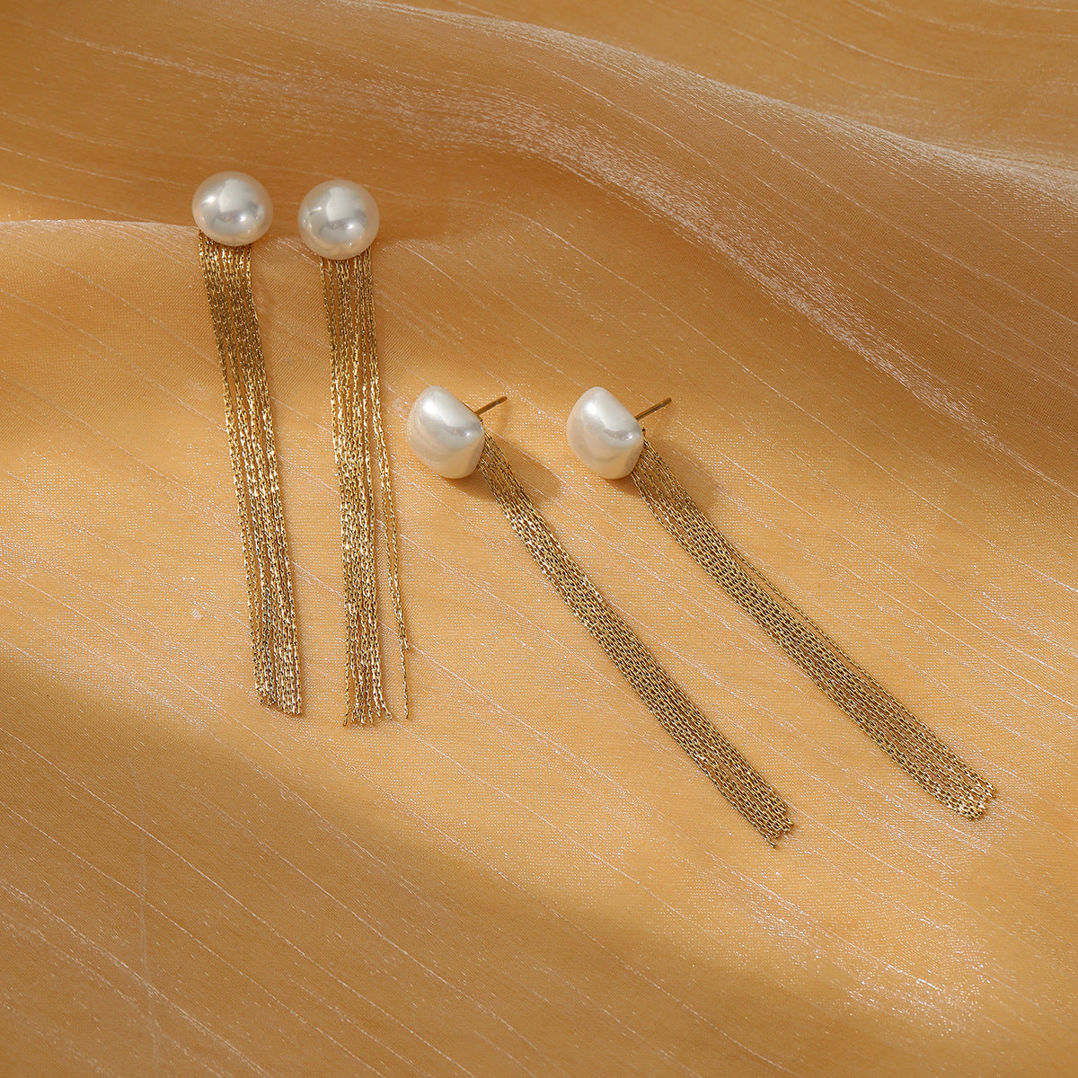 Orecchini da donna alla moda in acciaio al titanio con frange di perle, finitura placcata ed elegante design minimalista