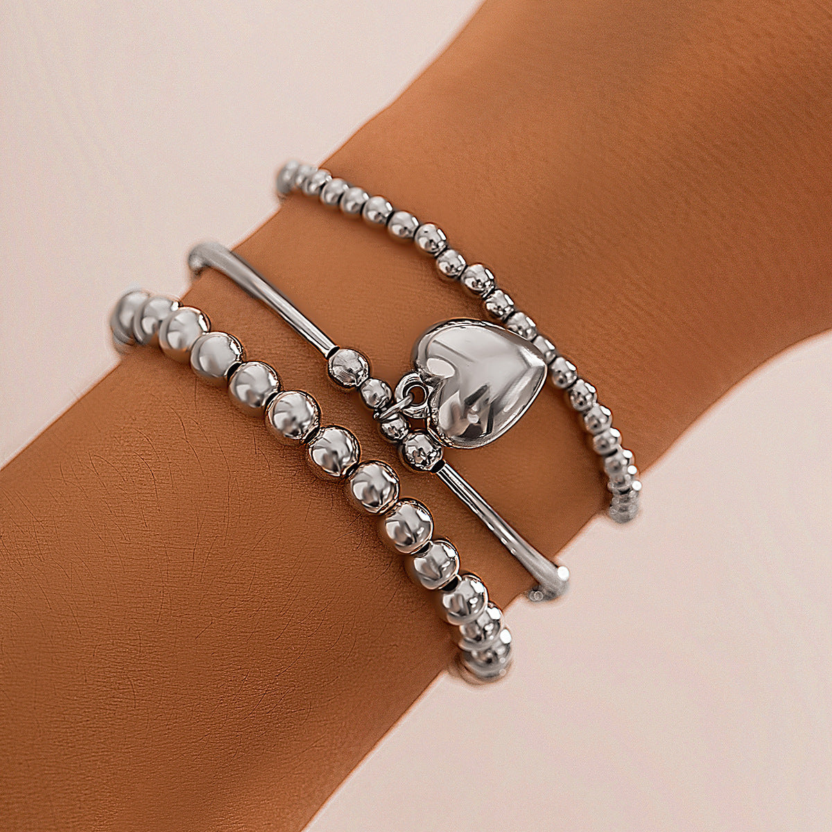 Bracciale da donna in lega con ciondolo a cuore minimalista, finitura placcata e dettaglio a catena