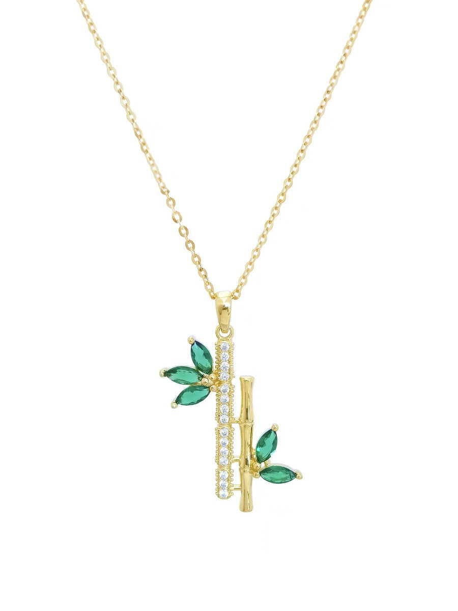 Collana minimalista con ciondolo a bambù verde in acciaio al titanio placcato oro 18 carati con catena a maglie forzatina in zirconi da donna