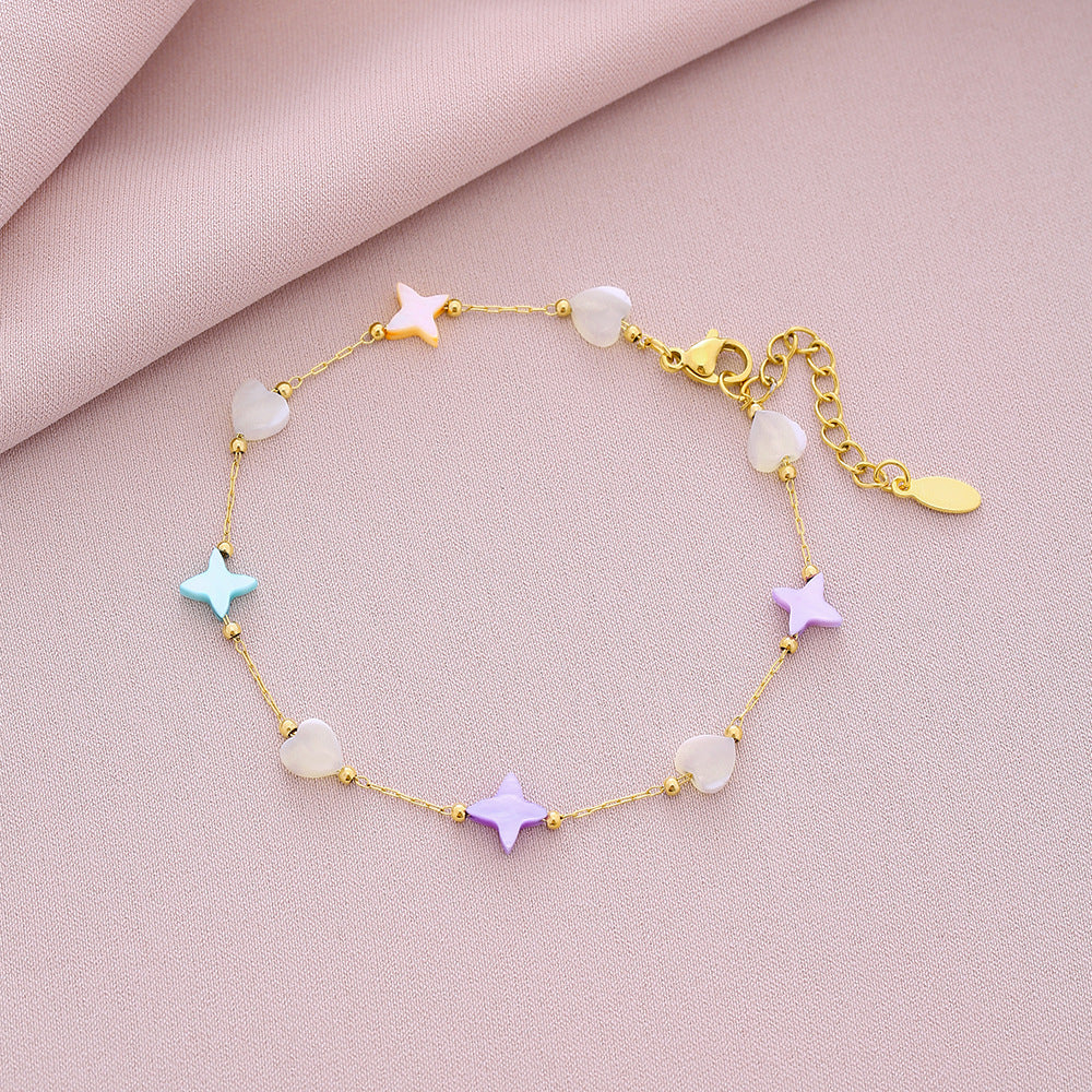 Elegante pulsera unisex de acero titanio con forma de concha y acabado chapado, ideal para atuendos casuales y de negocios en verano.