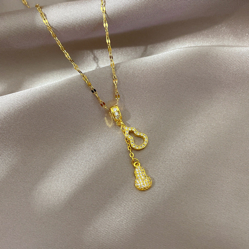 Collana Minimalista con Catena a Labbra in Acciaio al Titanio con Pendente in Rame e Intarsio di Strass