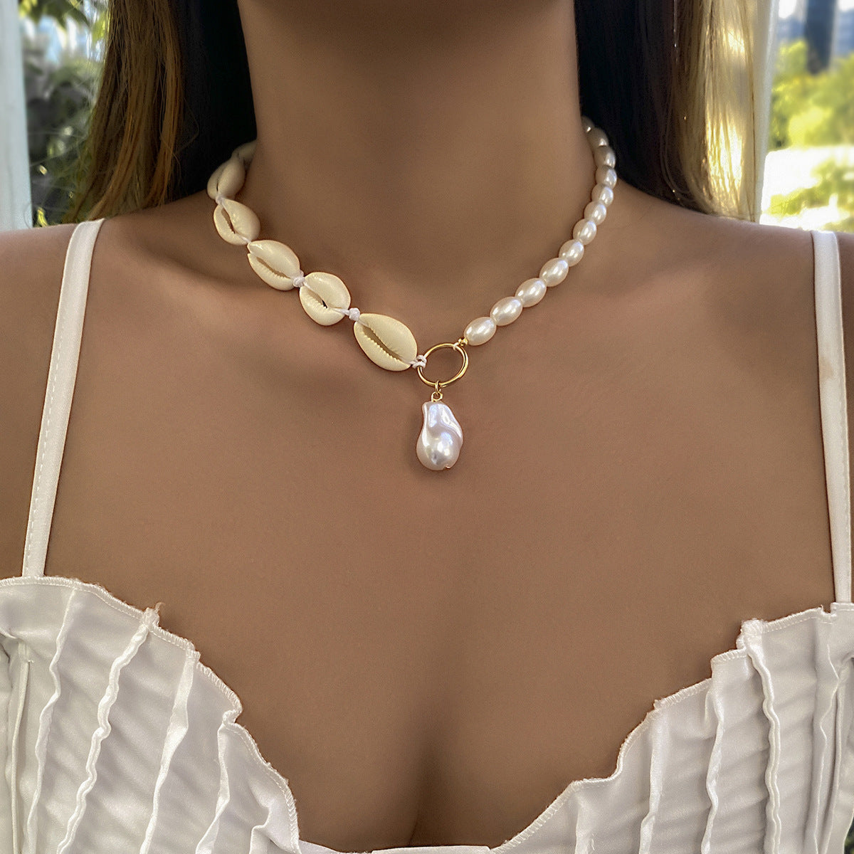 Collana con pendente a conchiglia geometrica in stile vacanza da donna con catena a sfere rotonde