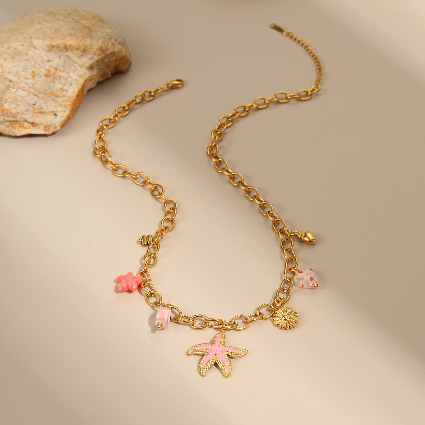 Elegante collar con colgante de acero inoxidable con forma de estrella y acabado chapado para mujer