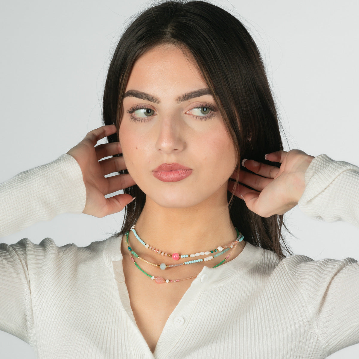 Collar de clavícula minimalista, fresco y dulce con hojas chapadas en acero inoxidable, hebras de cuentas coloridas y detalles de piedra natural y perlas