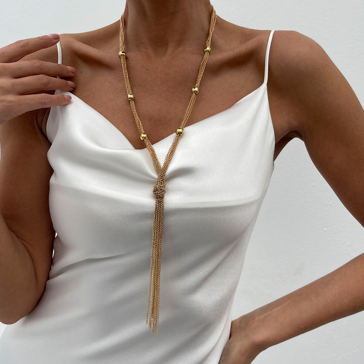 Collar de mujer minimalista y geométrico con diseño en Y, con capas de metal y colgante de borla