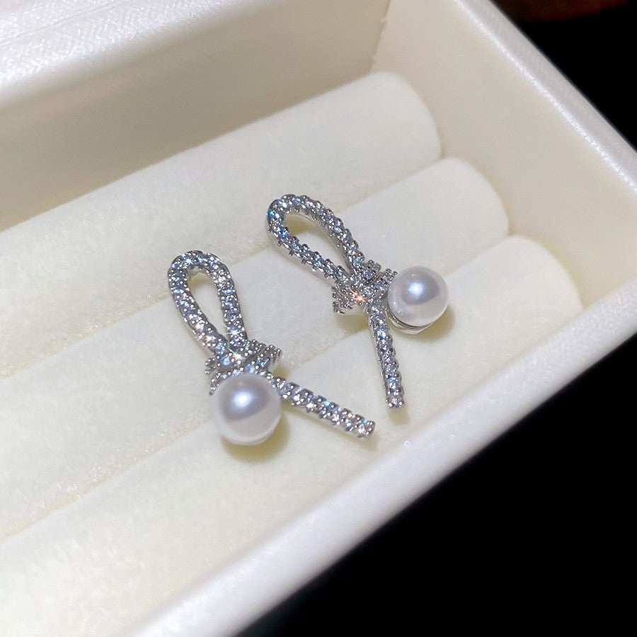 Pendientes de botón minimalistas florales de circonita en cobre chapado con postes de acero inoxidable para mujer