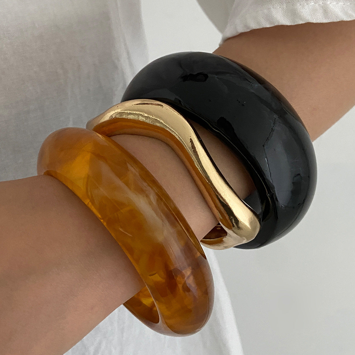 Fashion Elegant Amber Resin Plated Geometric Round Open Cuff Bracelet for Women
