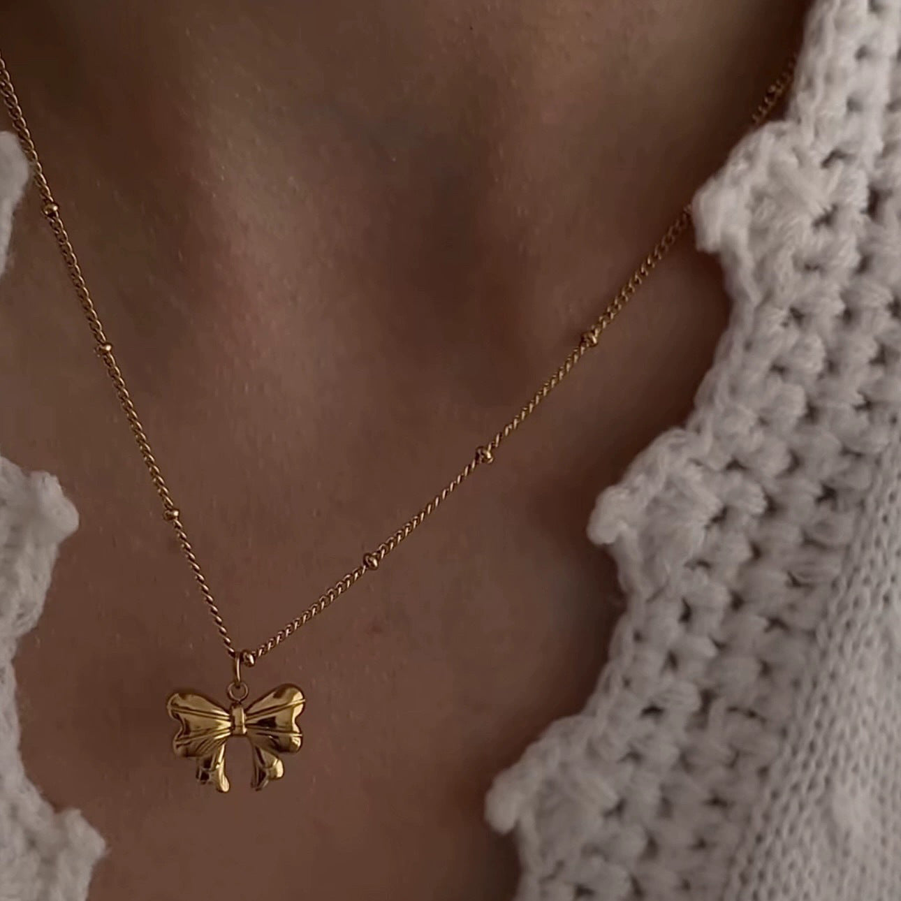 Elegante collar con colgante de lazo estilo francés para mujer en acero de titanio con chapado en oro de 18 quilates, delicada cadena de clavícula con una estética dulce y fresca