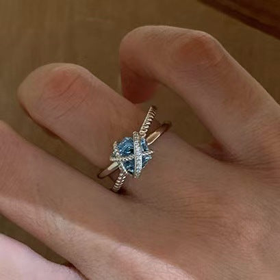 Elegante Anello Minimalista in Rame con Intarsio di Zirconi Design Geometrico Incrociato per Donna, per un Look Professionale di Tendenza