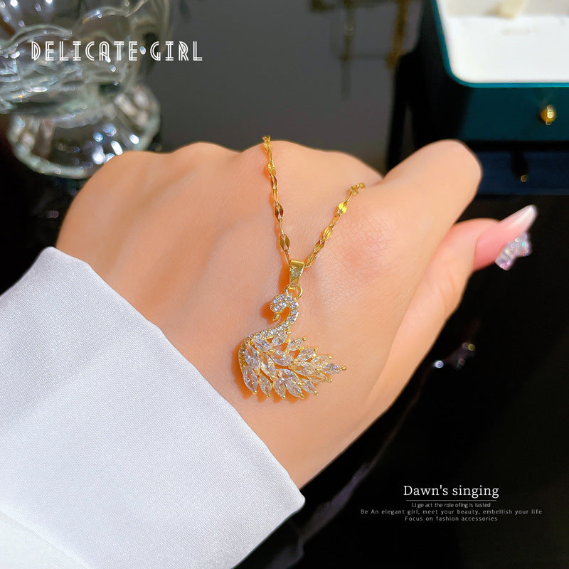 Collar de titanio minimalista con colgante geométrico de cisne para mujer con incrustaciones de diamantes de imitación