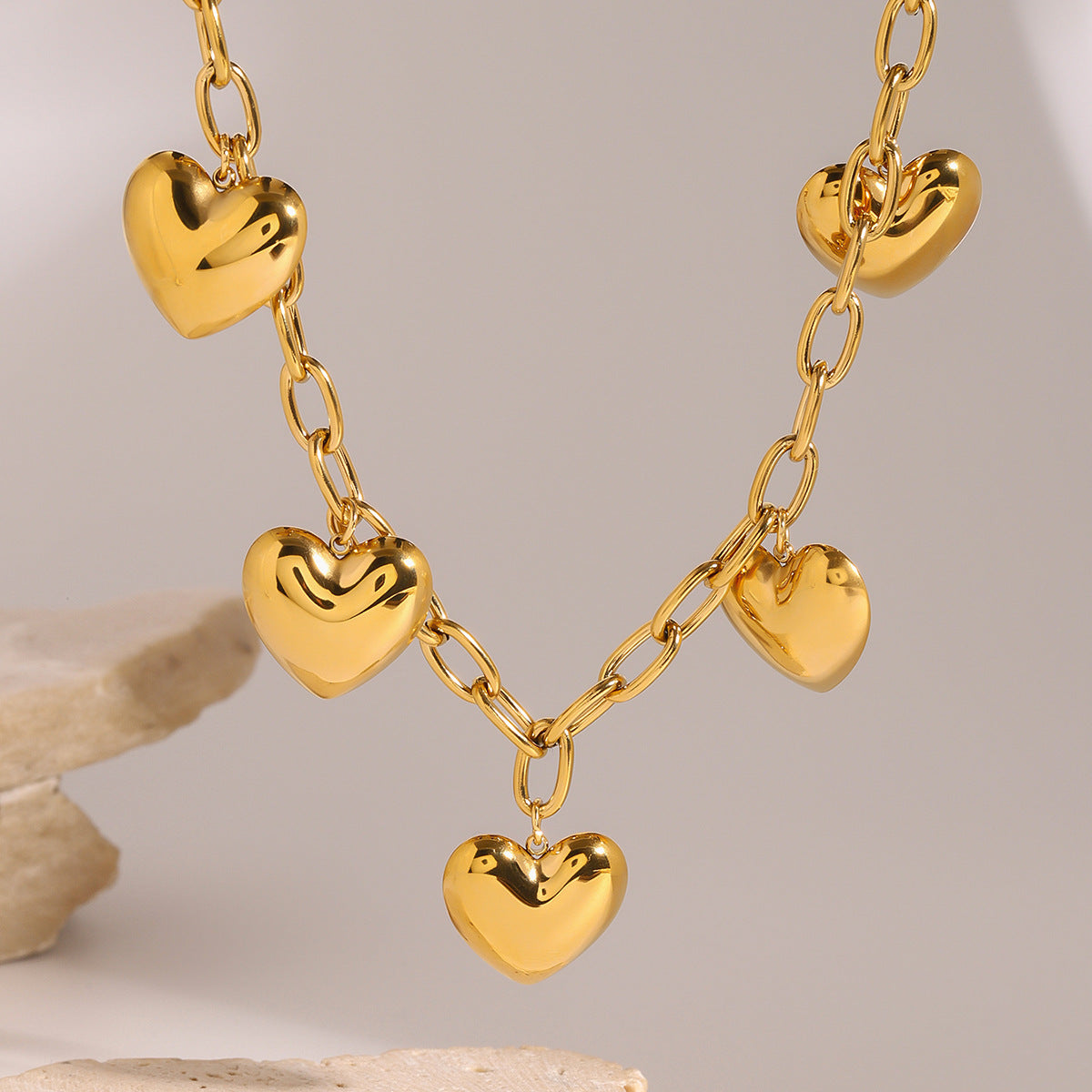 Collar minimalista con colgante de corazón de acero inoxidable con acabado chapado para mujer