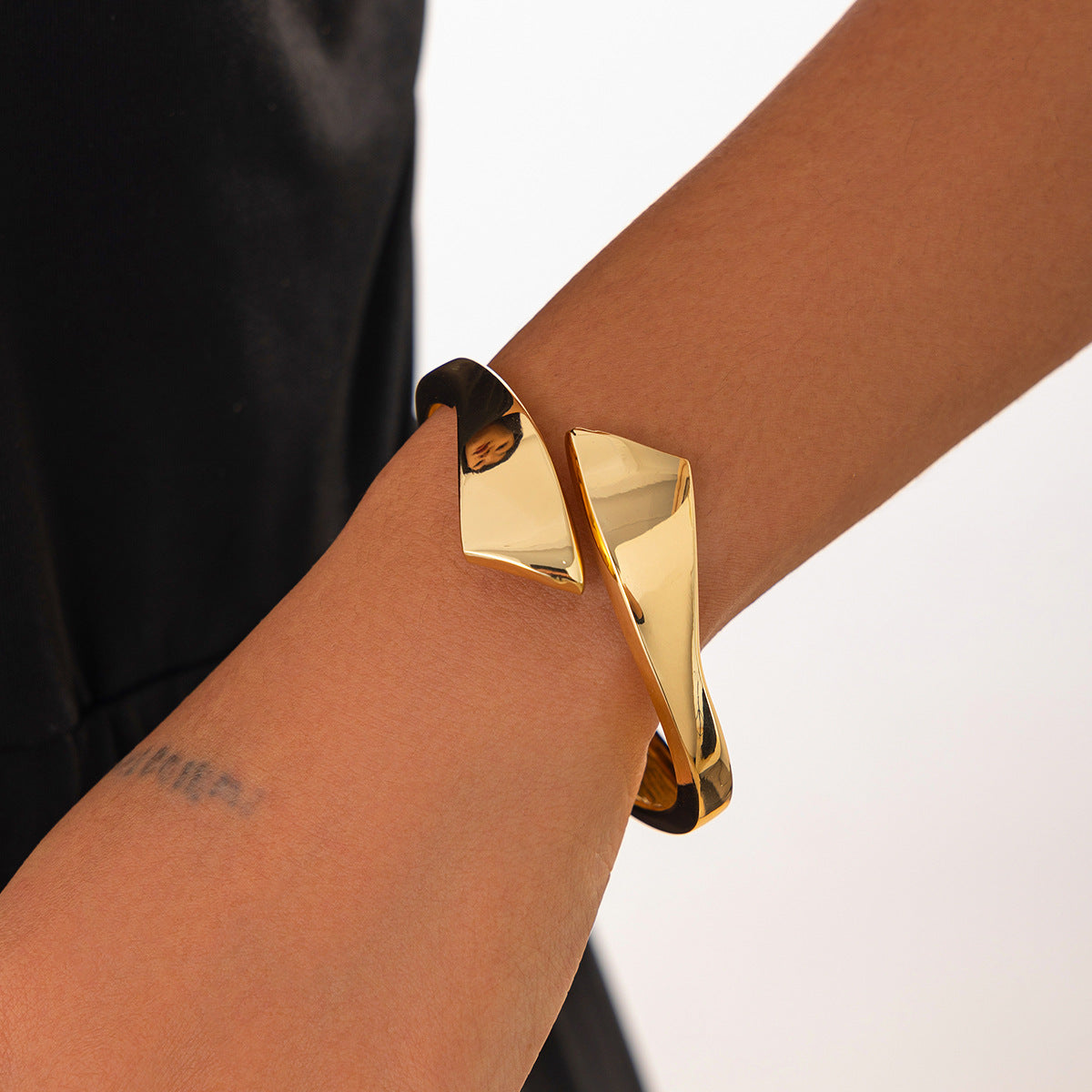 Pulsera Minimalista Asimétrica con Forma de Gota de Metal con Cierre de Resorte y Acabado Galvanizado