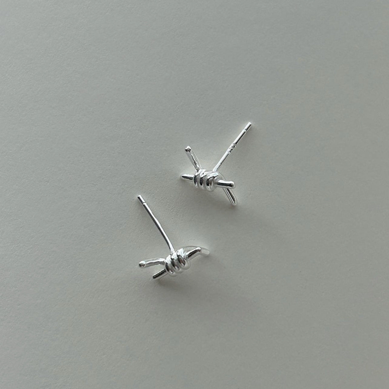 Pendientes de tuerca minimalistas de plata de ley 925 con nudo de letras geométricas