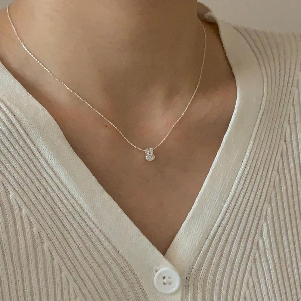 Collana con Ciondolo Coniglio Minimalista in Argento Sterling 925 con Finitura Placcata su Catena a Croce