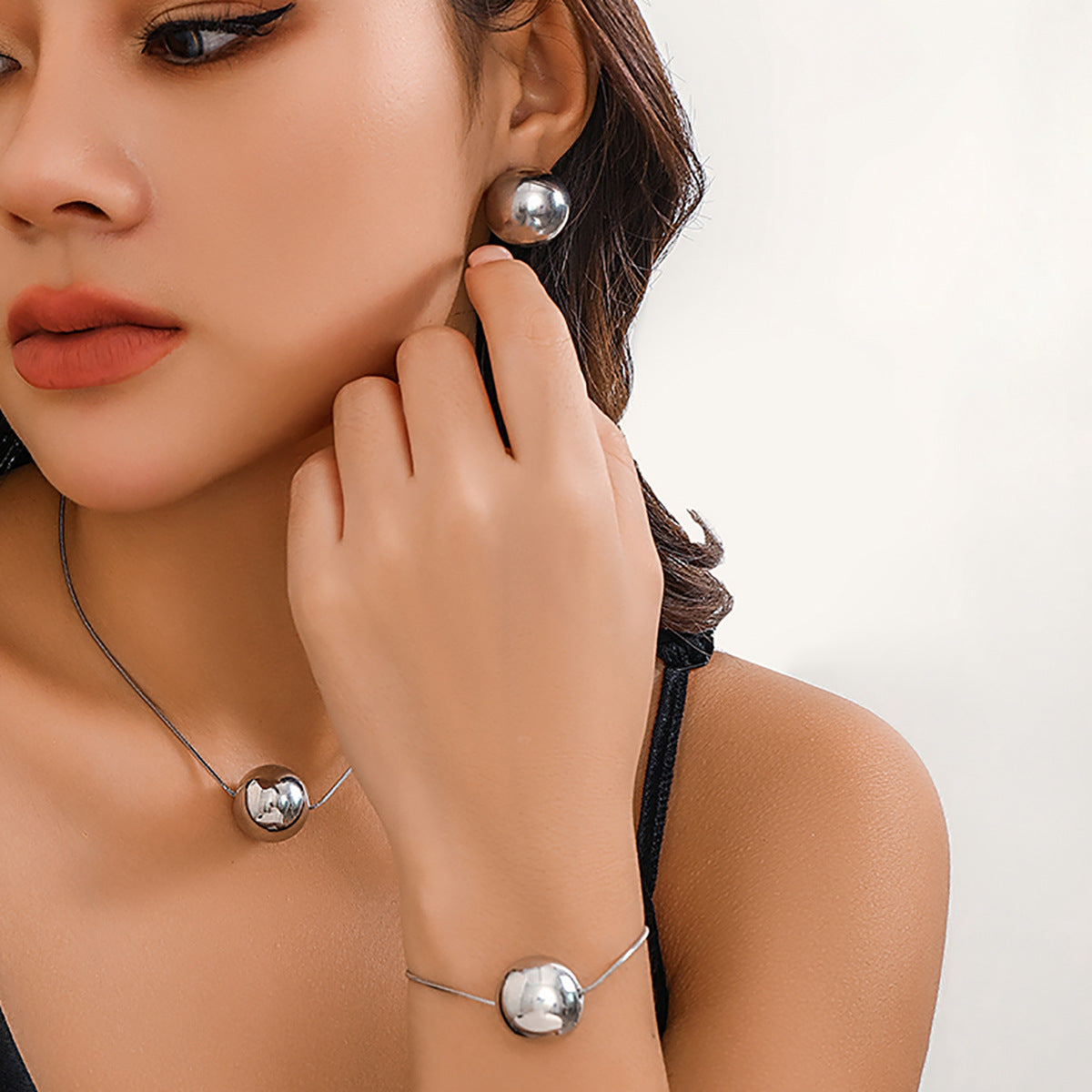 Collana con ciondolo a sfera rotonda geometrica punk con catena a serpente in metallo placcato per donna