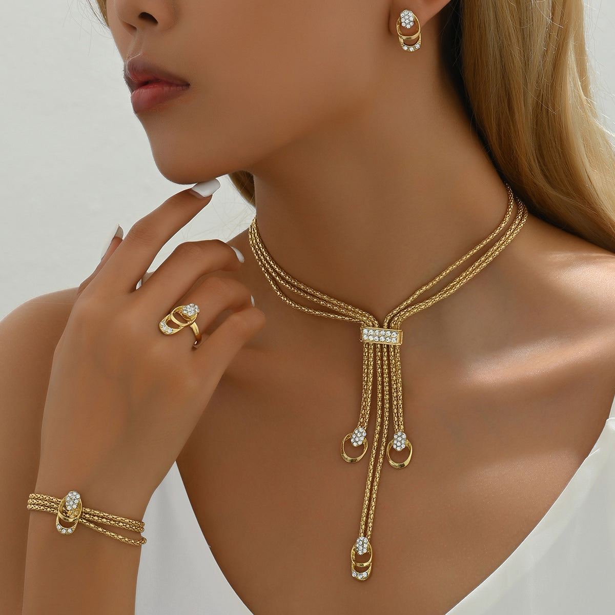Set di collana, orecchini e anello in lega geometrica fresca e minimalista con intarsio in zircone, catena per clavicola e anello per indice