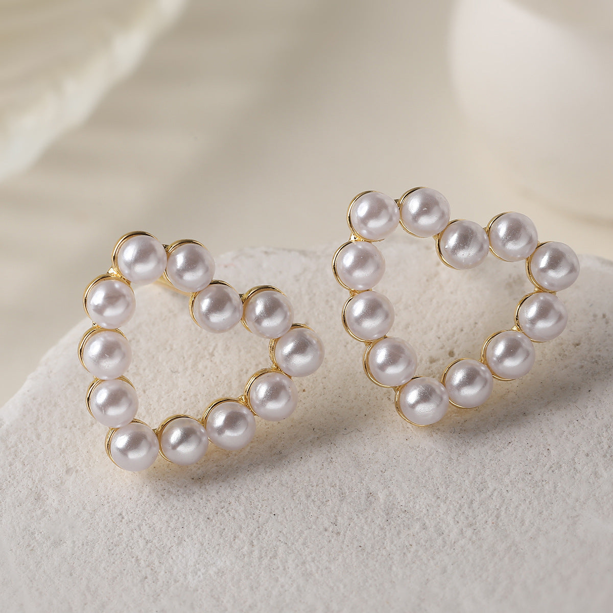 Minimalist Luxury 18K Gold Plated Brass Heart Stud Earrings with Cubic Zirconia and Pearl for Women
