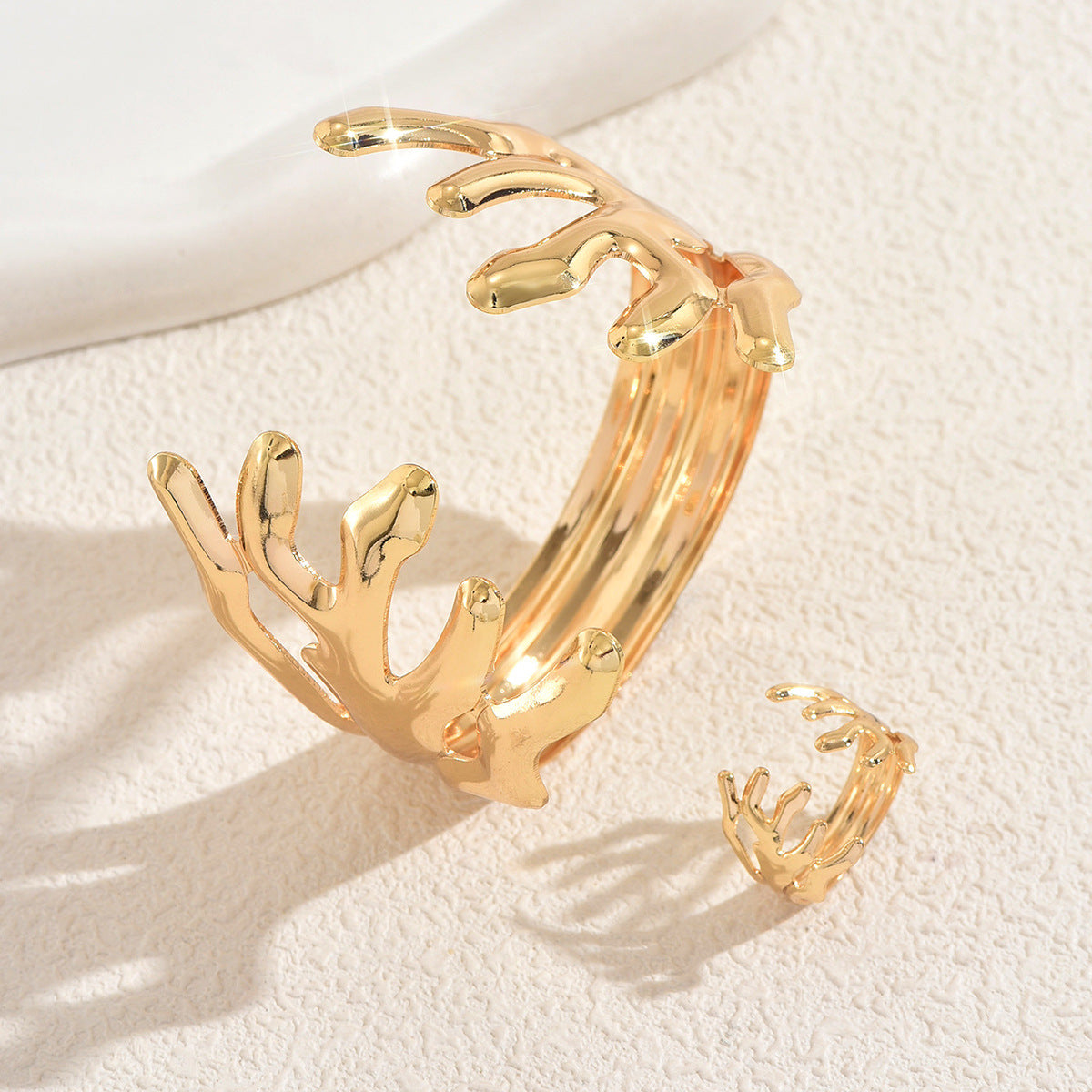Conjunto de Pulseras de Aleación de Zinc Electrochapado con Diseño de Coral Geométrico y Anillo Abierto para Mujer Accesorio de Moda