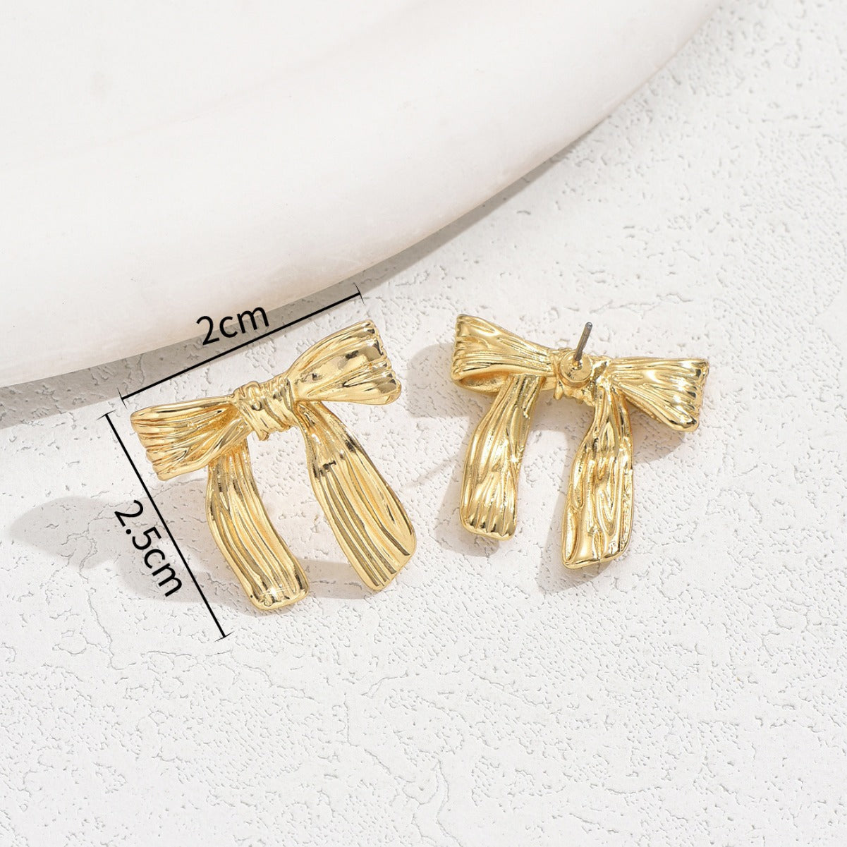Minimalist Bow-Shaped Zinc Alloy Earrings with Plated Finish for Women Elegant Everyday Wear