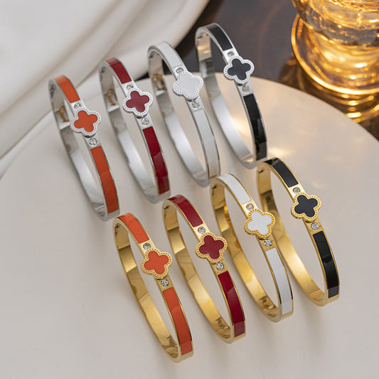 Pulsera Minimalista de Acero de Titanio con Forma de Trébol, Acabado Esmaltado, Superficie Pulida, Accesorio de Moda Ligero para Mujer