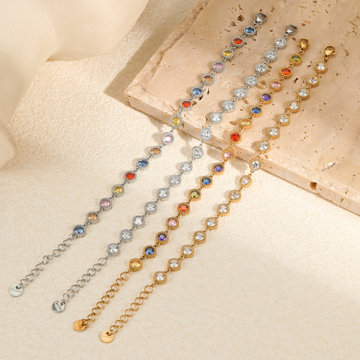 Braccialetto alla moda in acciaio al titanio geometrico da donna, con accenti di zirconi colorati e placcatura in oro 18K