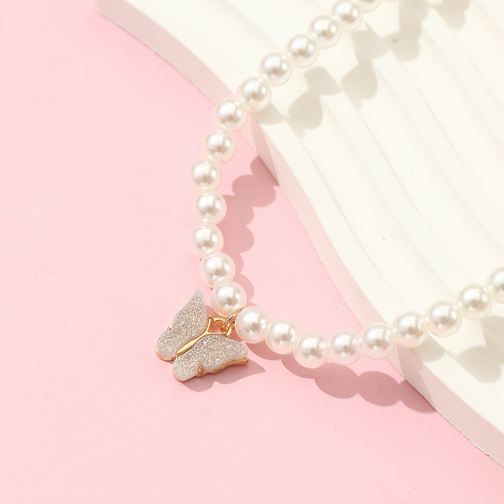 Collar minimalista con colgante de mariposa para niñas, de aleación de metal con cadena de perlas, longitud ajustable