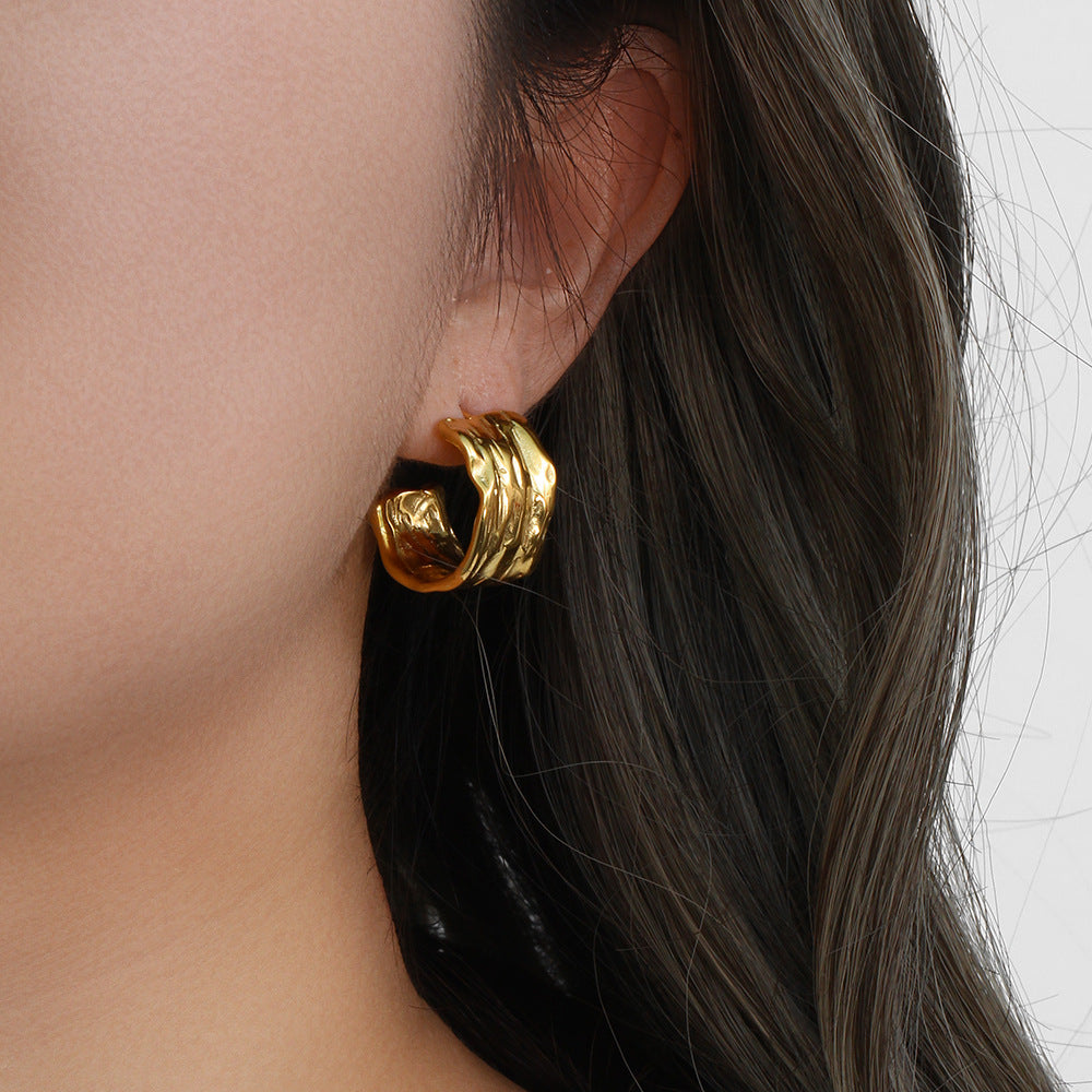 Orecchini a Cerchio a C Minimalisti Geometrici in Acciaio Inossidabile con Placcatura in Oro 18K e Finitura Martellata Testurizzata