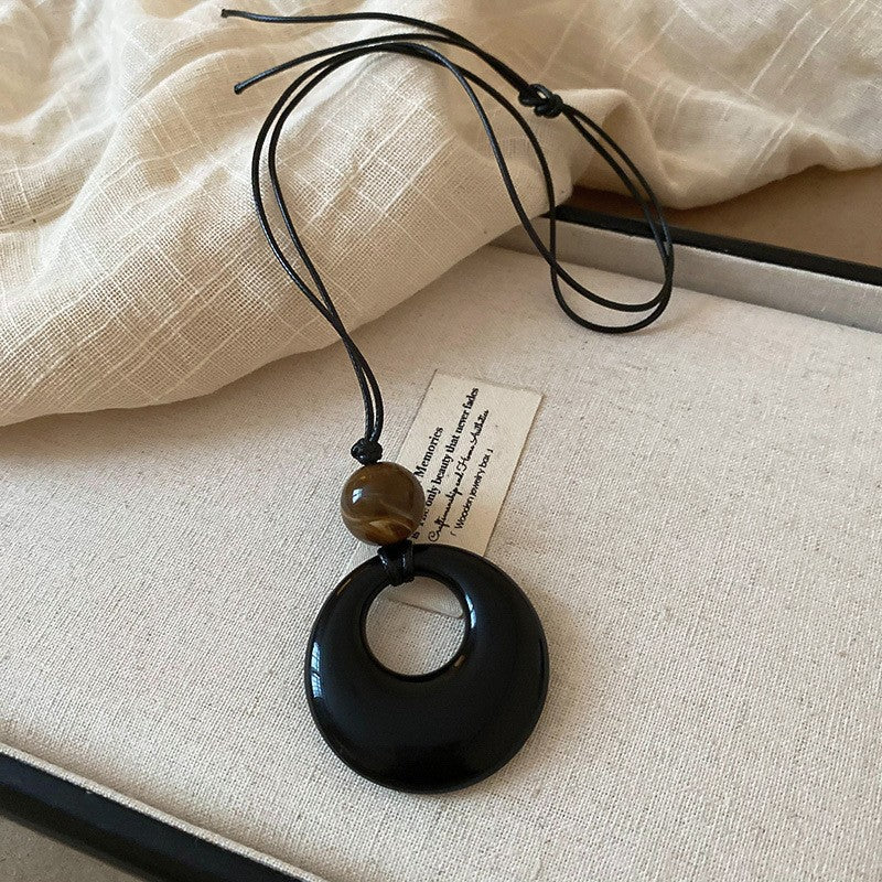 Collana con ciondolo geometrico in acrilico stile retrò da donna con charm in lega, fatta a mano, catena a strati alla moda minimalista