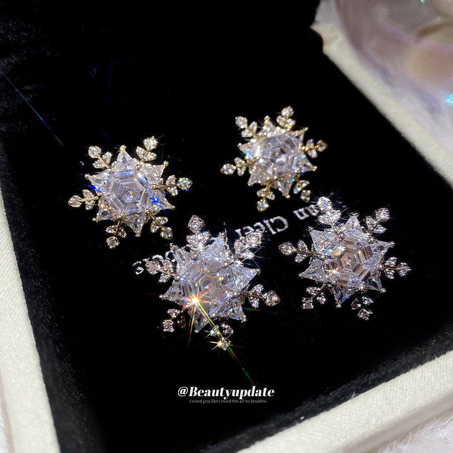 Elegantes pendientes geométricos en forma de copo de nieve con incrustaciones de circonia cúbica sobre postes de plata de ley 925 para mujer