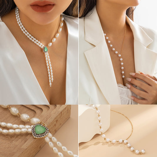 Collana con ciondolo a cuore asimmetrico minimalista in lega con strass micro-pavé e nappine pendenti simili a perle per donna