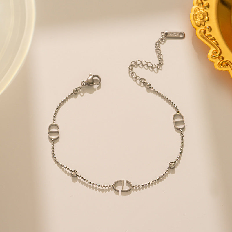 Collana con ciondolo a lettera minimalista da donna in acciaio al titanio con intarsio di strass e finitura lucida