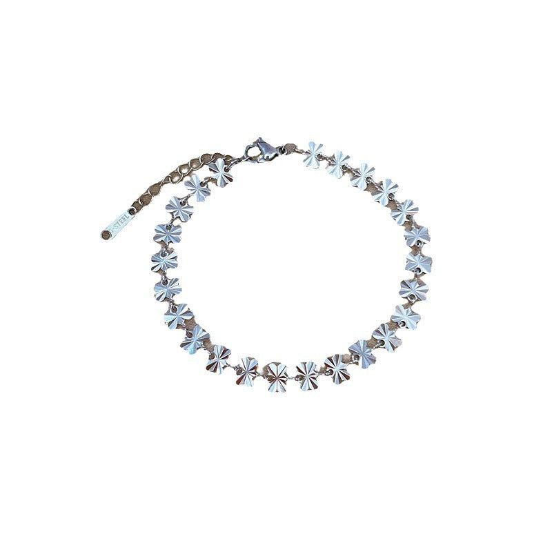 Pulsera geométrica minimalista de mariposa para mujer de acero titanio con chapado en oro y textura ondulada