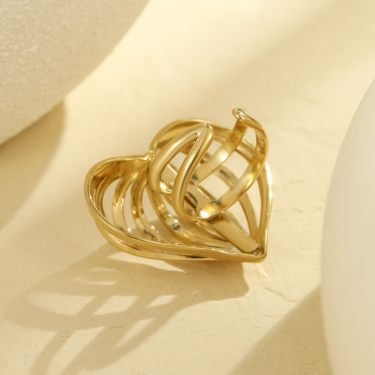 Anello da donna minimalista vintage in acciaio inossidabile placcato oro 18 carati con linea a cuore vuoto
