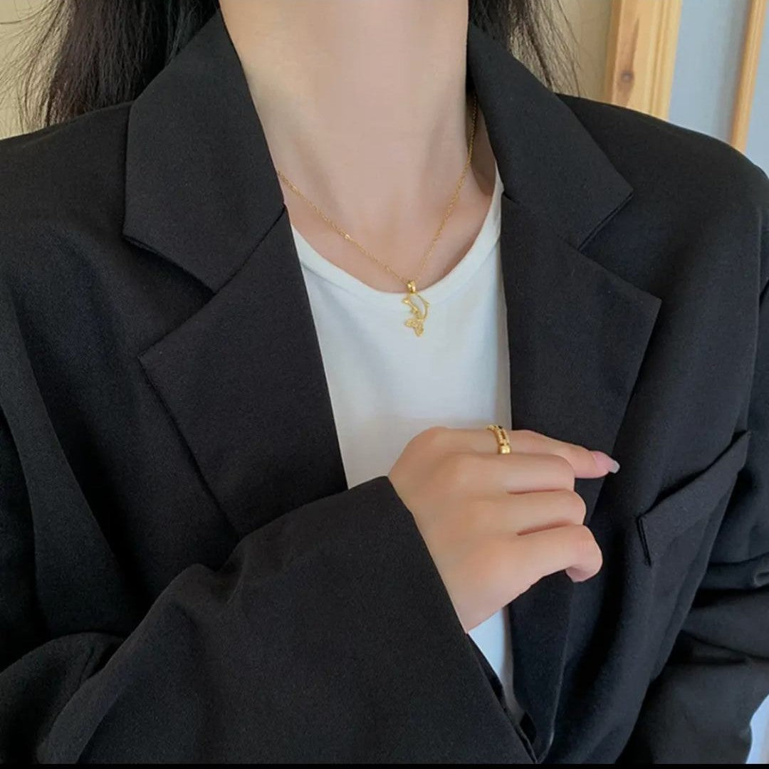 Collana Pendente Delfino Minimalista in Acciaio al Titanio con Ciondolo in Rame Placcato Oro su Catena a O per Donne e Uomini