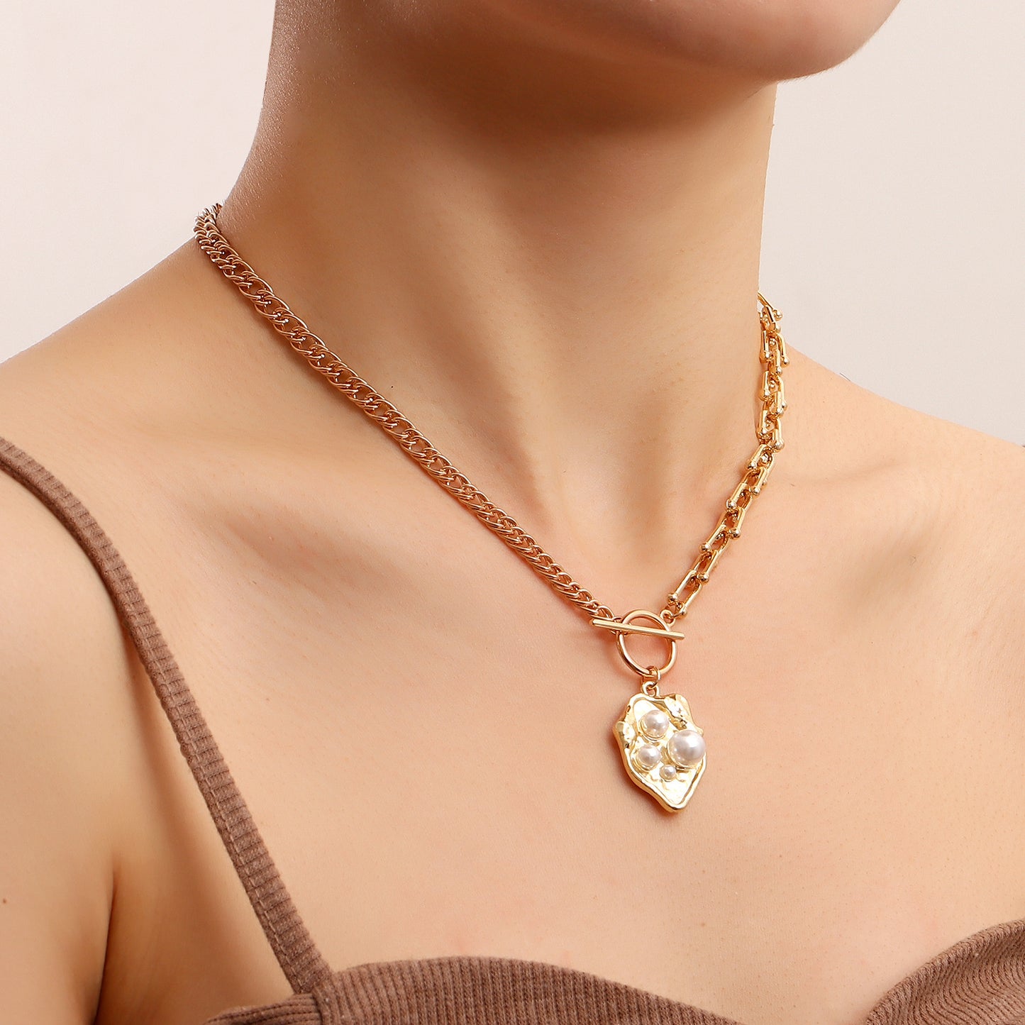 Collana da donna a pendente geometrico minimalista in lega con finitura placcata e accento perla su catena a clavicola