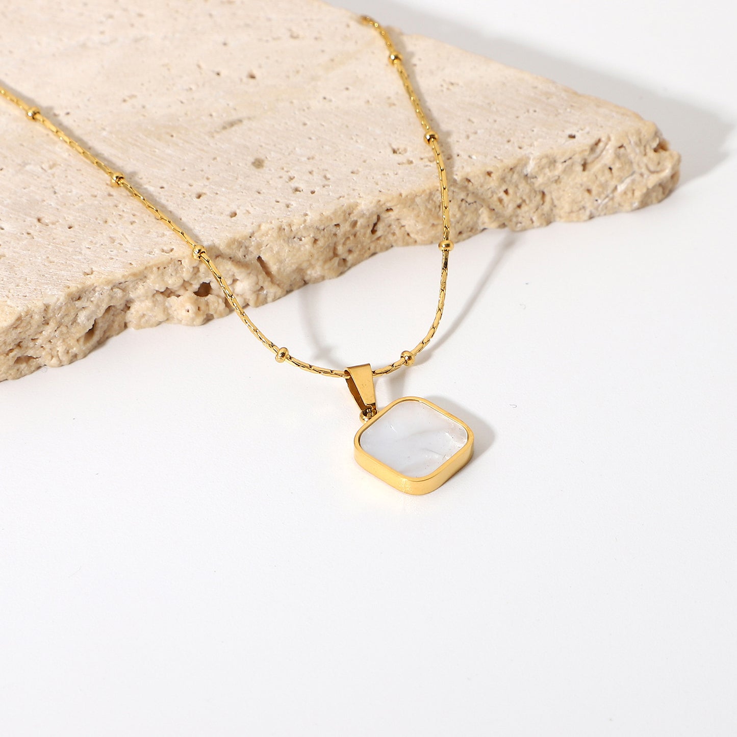 Collar Minimalista de Concha Dulce y Fresca para Mujer en Acero Inoxidable con Diseño Geométrico y Acabado Chapado en Oro